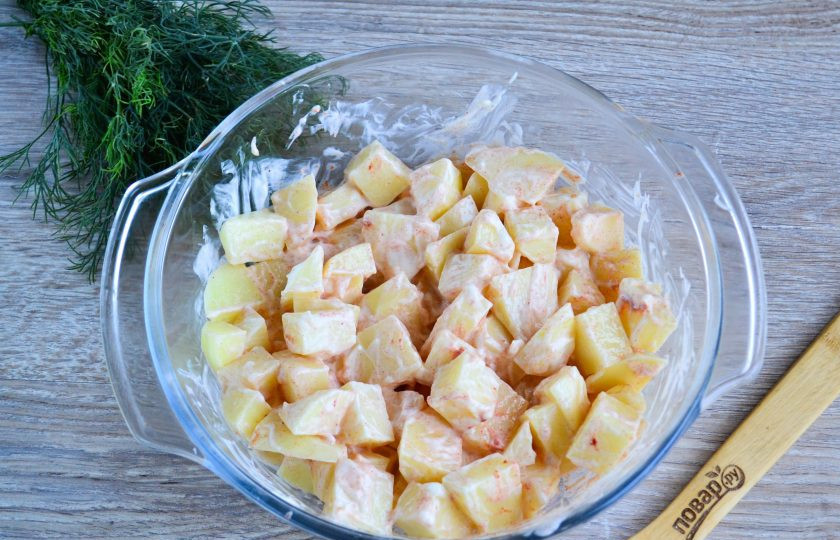 1. Этап. Картофель, запеченный с майонезом и чесноком: Хорошенько все перемешайте и отправьте в духовку на 25-35 минут при температуре 200 градусов.