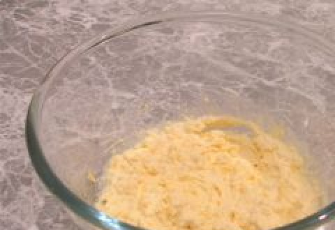 1. Этап. Яйца, фаршированные семгой: Желтки измельчите и смешайте с майонезом.