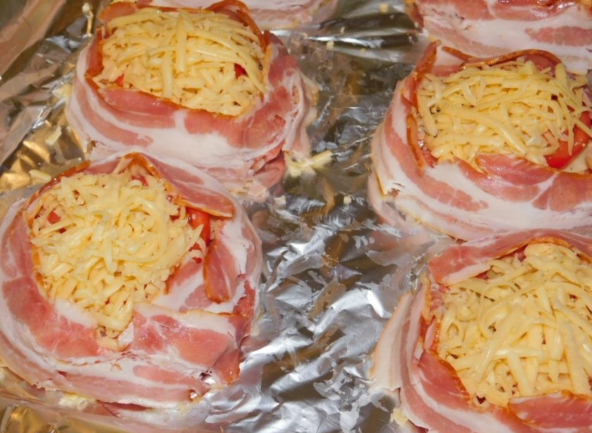 1. Этап. Мясные гнезда в беконе: Посыпьте гнезда тертым сыром и оберните по бокам беконом. Поставьте в духовку, разогретую до 200 градусов минут на 30.