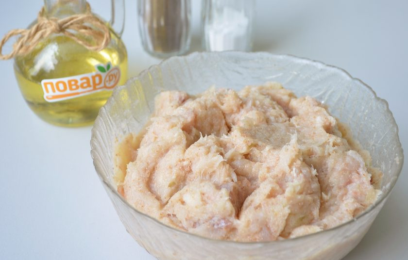 1. Этап. Котлеты из филе минтая Неженки: 5. Перемешайте хорошо фарш. Уберите в холодильник на 30 минут.