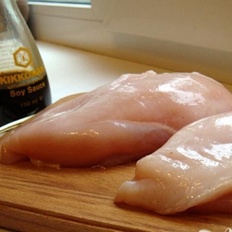 1. Этап. Куриная грудка ЛЕДИ-КАПРИЗ: 1. В первую очередь подготовим куриную грудку. Под холодной проточной водой курицу промываем, от кожи и костей очищаем, и на два филе, пополам, разрезаем. Получится две порции. Приготовленным маринадом из смеси половины сока апельсина и соевого соуса филе заливаем. Минут на двадцать-тридцать убираем в холодильник.