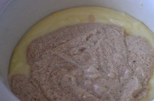 1. Этап. Торт Минутка на сковороде: 13. Соедините с заварным кремом и перемешайте. При желании добавьте сок лимона, чтобы оттенить сладкий вкус.