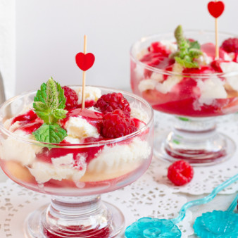 Десерт с персиками и малиной