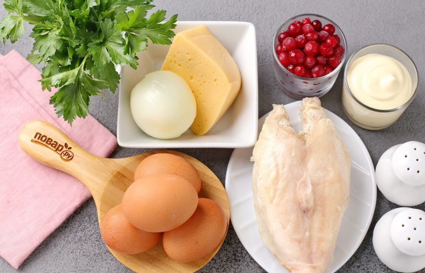 1. Этап. Салат с курицей и клюквой: Подготовьте все ингредиенты. Грудку и яйца заранее отварите и дайте остыть.