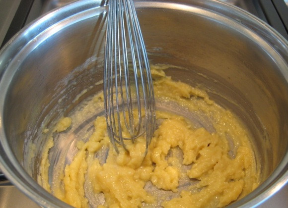 1. Этап. Белый соус для пиццы: 5. И начните активно перемешивать, пока масса не станет однородной и без комочков.