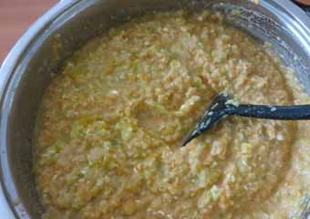 1. Этап. Кабачковая икра без перца: Перекладываем получившуюся массу в кастрюлю, в которой и будем продолжать готовить икру. Добавляем майонез, соус и перемешиваем все. Ставим на огонь и доводим до кипения.