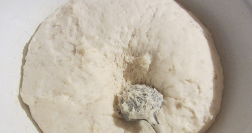 1. Этап. Беляши на сковороде: 2. Тесто подготавливаем, как указано на упаковке, или готовим сами. Ждем, когда поднимется.