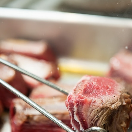 1. Этап. Тушеные говяжьи ребрышки: 2. Обжаривайте ребрышки до коричневого цвета со всех сторон. Обжаренные выкладывайте на тарелку.