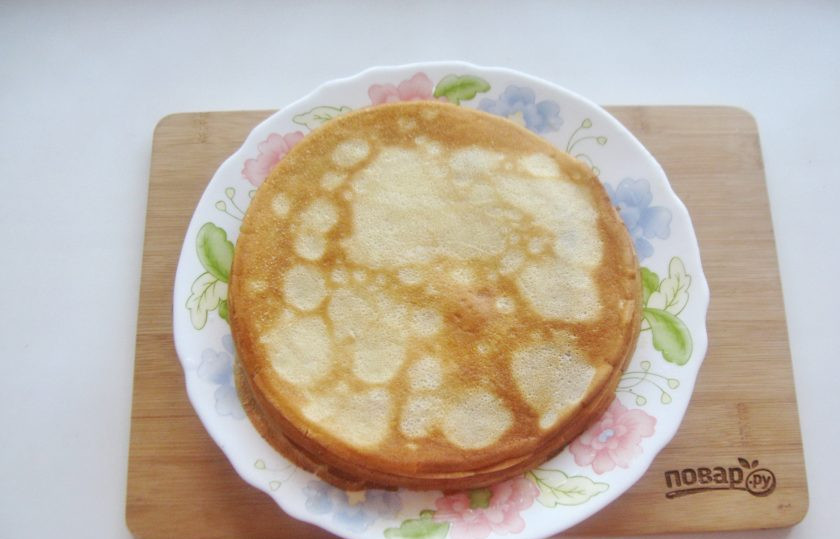 1. Этап. Пышные блины без дрожжей: Готовые блины стопкой складывайте на тарелке, смазывая каждый блин сливочным маслом.