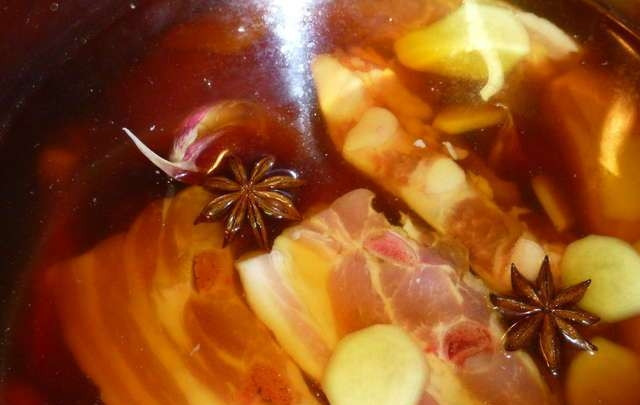 1. Этап. Свиные ребрышки в соевом соусе: Добавляем две звездочки бадьяна и ставим кастрюлю на огонь. Когда жидкость закипит, уменьшаем огонь и варим ребрышки от 45 до 90 минут в зависимости от размера кусков и качества мяса.