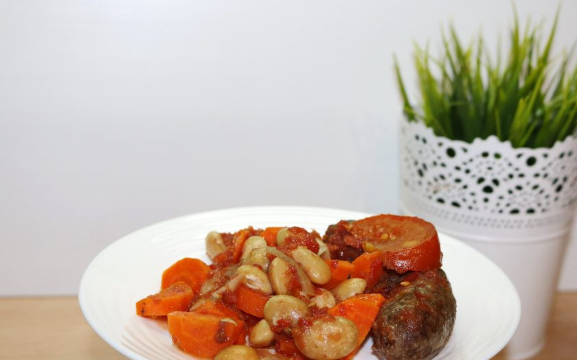 1. Этап. Фасоль с колбасками: Ароматное и сытное блюдо готово. Приятного аппетита!