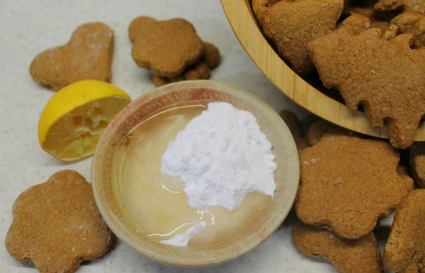 1. Этап. Медово-имбирные пряники: Сахарную пудру соединяем с соком лимона и перемешиваем. Сахарную глазурь перекладываем в кулинарный мешочек и украшаем пряники по своему вкусу.