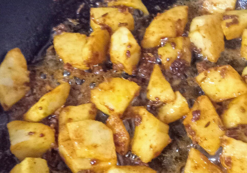 1. Этап. Бенгальский яблочный суп: Добавить яблоки, куркуму и сахар. Уменьшить огонь и томить на медленном огне минут 5.