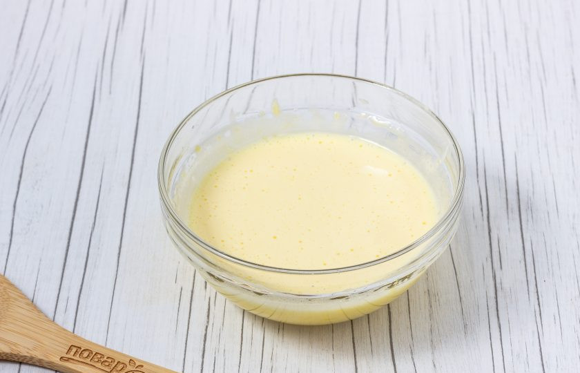 1. Этап. Шоколадный бисквитный рулет: Желтки взбейте до пышной светлой массы со второй половиной сахара.