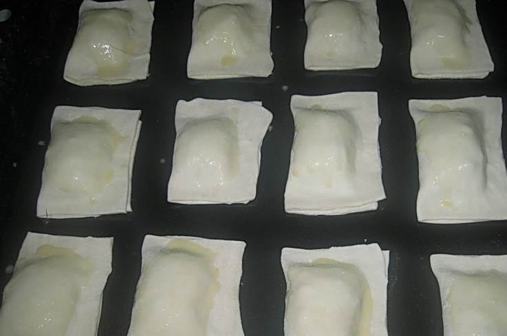 1. Этап. Слоеные пирожки с творогом: 5. Заверните конвертик и верх также смажьте яйцом.