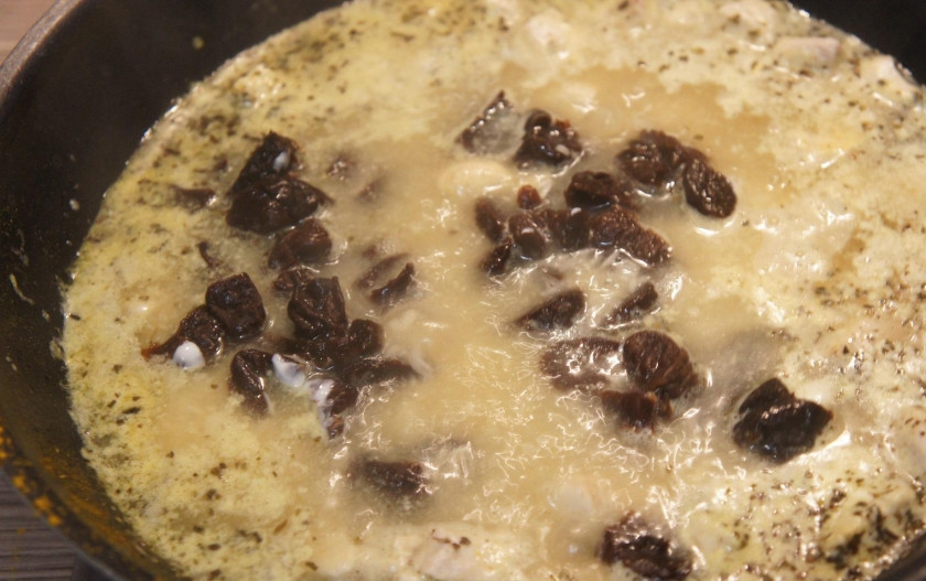 1. Этап. Курица с рисом в сковороде: Спустя минут 5 выкладываем и чернослив. Тушим до готовности рис. Готовую курицу с рисом в сковороде подаем, дав немного остыть. Приятного аппетита!