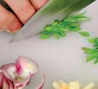 1. Этап. Салат из сельди: Яблоко порезать кубиками, как и овощи, сбрызнуть соком лимона. Репчатый лук порубить тонкими кольцами. Зеленый лук нарезать по диагонали тонкими колечками.