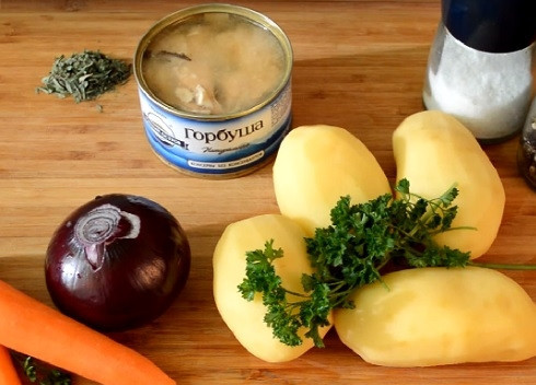 1. Этап. Суп из рыбных консервов (из горбуши): Подготовим ингредиенты для супа. Очистим овощи, помоем зелень, откроем консервированную горбушу.