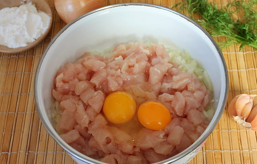 1. Этап. Ландорики из курицы: Вбиваем яйца.