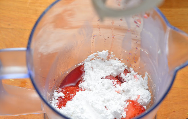 1. Этап. Тосты на сковороде: Готовим соус. Клубнику и столовую ложку сахарной пудры измельчаем в блендере.