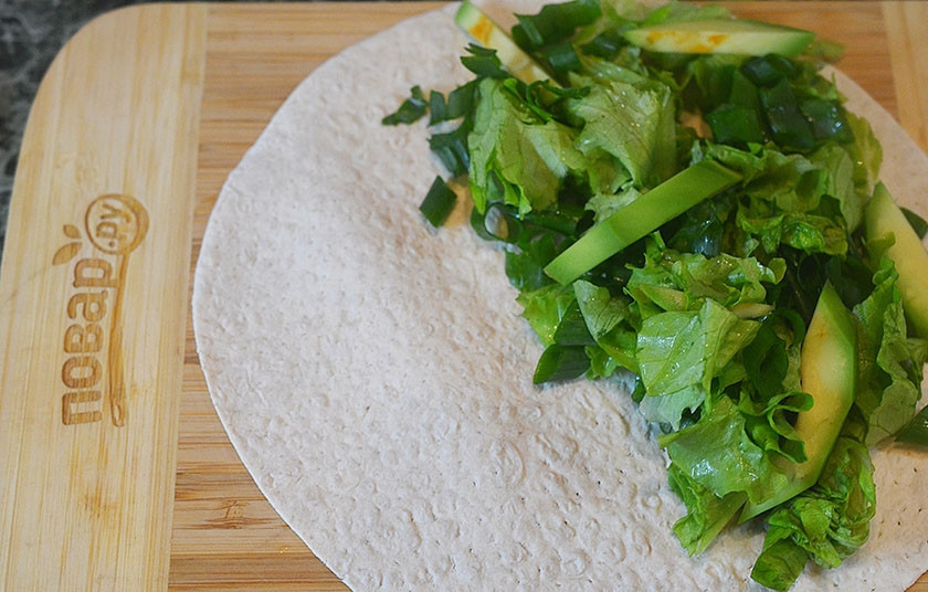 1. Этап. Овощная кесадилья с красной фасолью: 5. Выложите на половину тортильи.