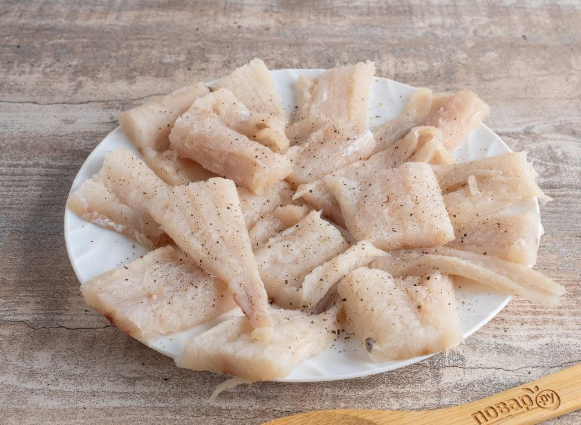 1. Этап. Рыбное филе: Филе рыбы помойте, обсушите бумажным полотенцем и порежьте на порционные кусочки.