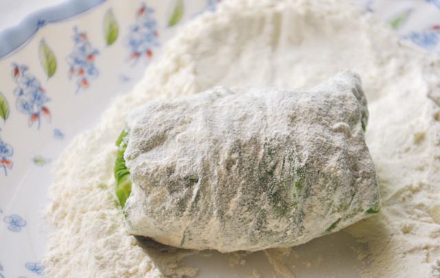 1. Этап. Голубцы из молодой капусты: 6. Затем обваливаем их в муке и отправляем жариться на сковороду.