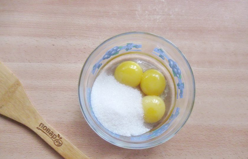 1. Этап. Кустард: Добавьте сахар и ванильный сахар.