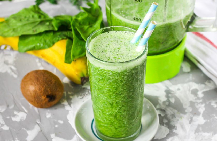 1. Этап. Смузи со шпинатом, киви и бананом: Наполните высокий стакан или коктейльную банку приготовленным напитком, дополните соломинками с широким отверстием и сразу же подавайте к столу для дегустации, пока смузи не расслоился.