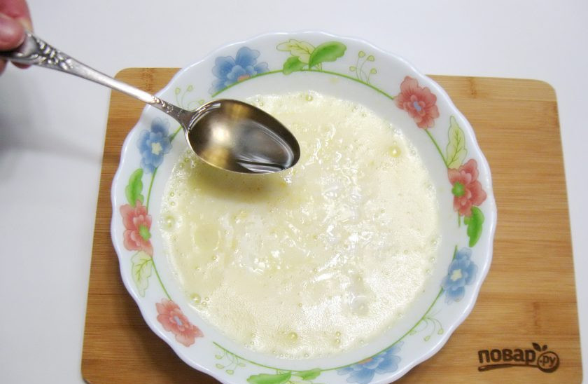 1. Этап. Горчичный кекс: Влейте подсолнечное рафинированное масло.