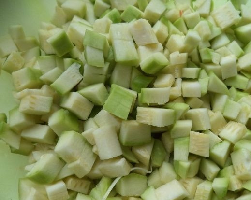 1. Этап. Вкусное овощное рагу: 4. Кабачки я обычно очищаю от кожицы и нарезаю кубиками.