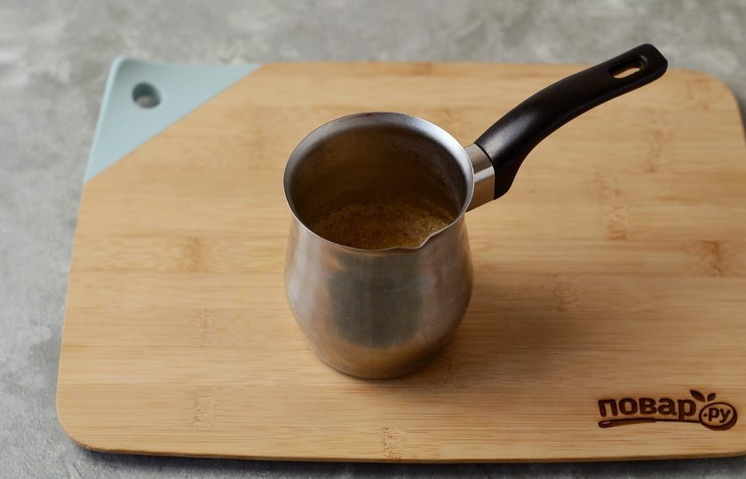 1. Этап. Кофе Кон лече: Заварите крепкий эспрессо любым удобным для вас способом. Я варю в турке. В конце добавьте щепотку корицы и перемешайте.