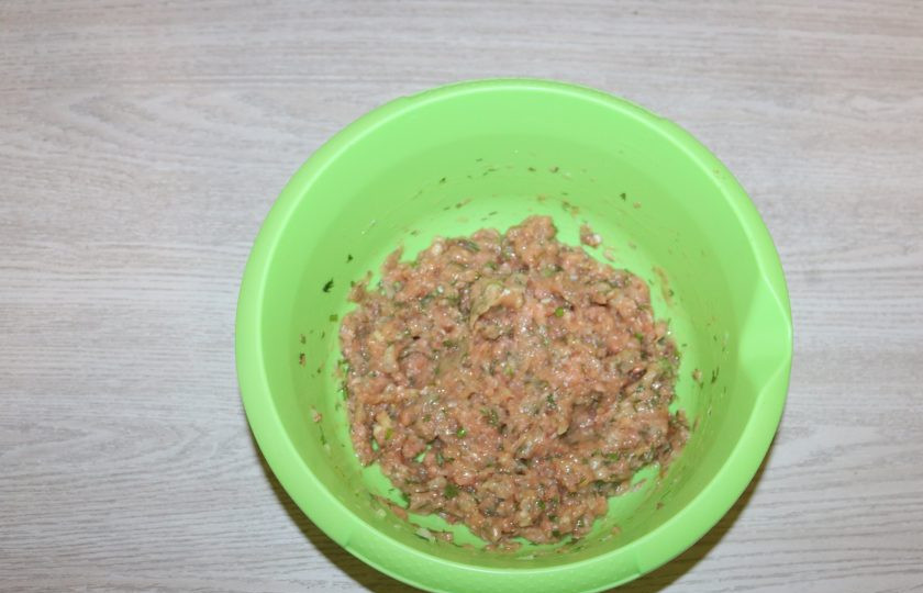 1. Этап. Фишболы: Фарш немного посолите, хорошо вымешайте.