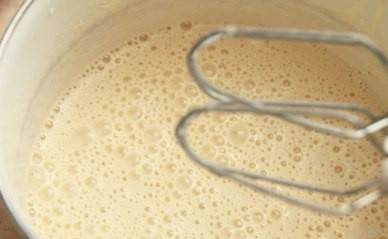 1. Этап. Творожная пасха заварная: Взбиваем желтки сначала без сахара, затем добавляем по 1-2 столовых ложки сахар, и так постепенно взбиваем до растворения сахара. Затем добавим сметану и минуту-полторы повзбиваем.