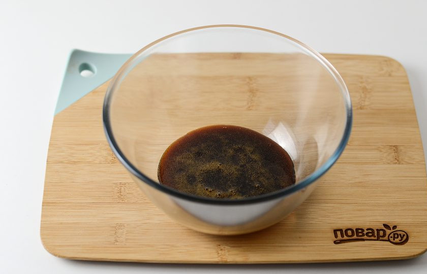 1. Этап. Вегетарианский медовик: Соедините сахар с медом и водой. Поставьте на водяную баню.