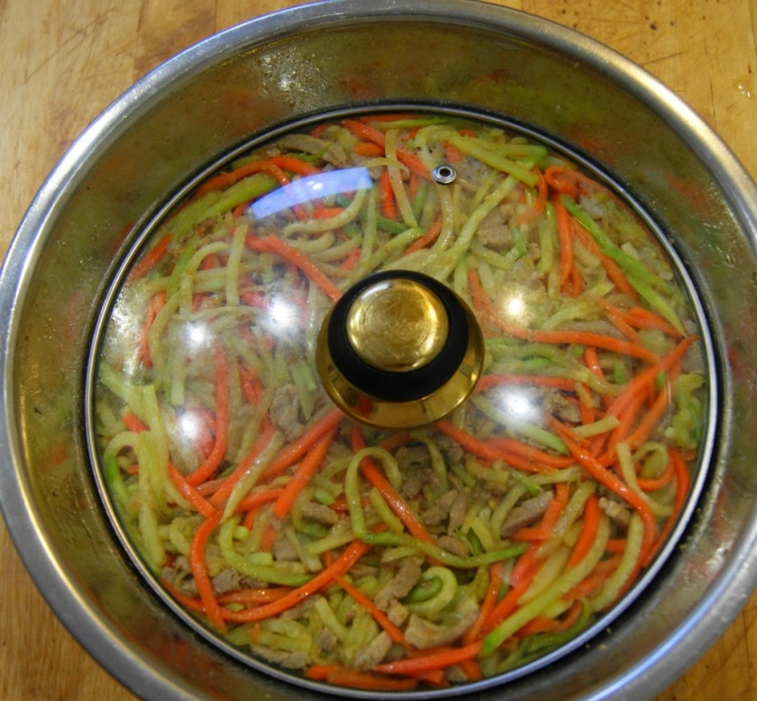 1. Этап. Редька маргеланская: 6. Все перемешиваем и солим по вкусу. Добавляем немного уксуса (по вкусу) и закрываем крышкой. Оставляем салат с редькой пропитаться минимум на 20 минут.