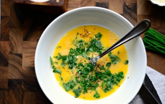 1. Этап. Омлет с пармезаном: 2. Затем добавьте нашинкованный лук, базилик и тимьян. Перемешайте.