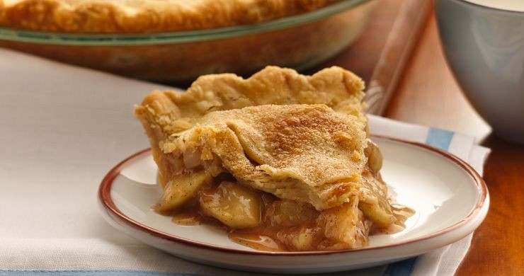 1. Этап. Пирог с лимоном и яблоками: 4. Достаньте пирог из духовки и остужайте перед подачей около 2 часов, затем достаньте его из формы и нарезайте кусочками.