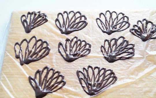 1. Этап. Диетический десерт: В это время можете сделать украшения. Растопите шоколад и влейте его в кондитерский мешок. Из него сделайте узоры на пищевую плёнку.