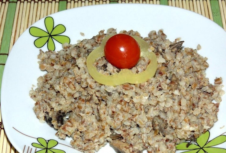 1. Этап. Гречка с грибами и сметаной: Переложите блюдо в жаропрочную форму, смазанную маслом, и поставьте в духовку на 15 минут при 180 градусов. Приятного аппетита!