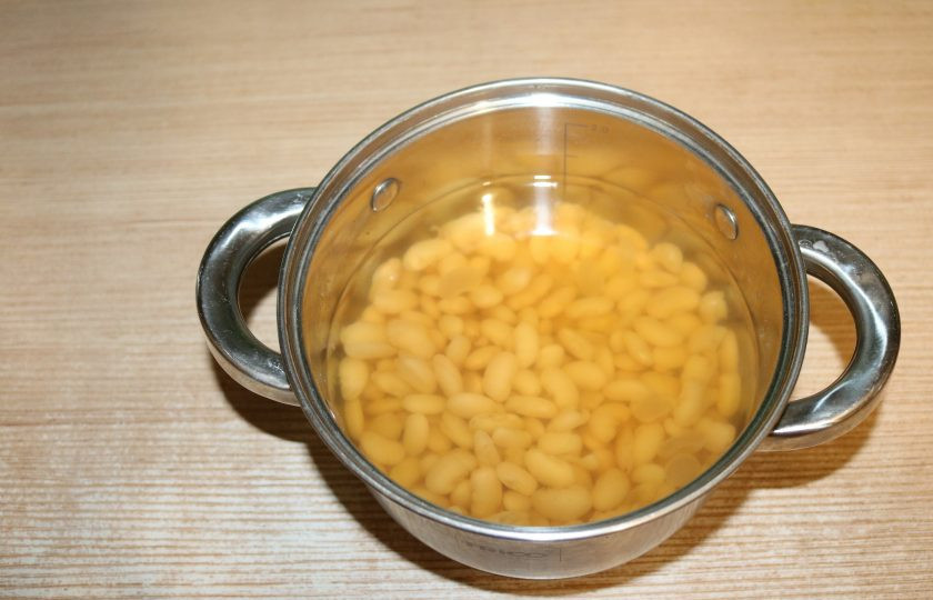 1. Этап. Фасоль по-сербски: Фасоль отварите в подсоленной воде до готовности.