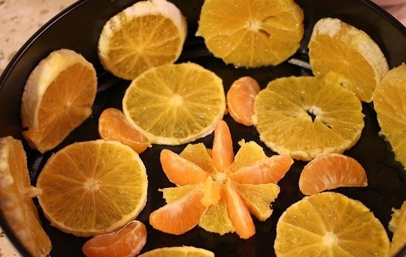 1. Этап. Торт на новогодний корпоратив: 3. Фрукты нарежьте, выложите по форме.