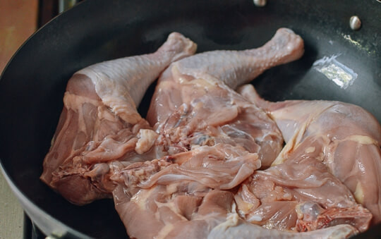 1. Этап. Курица в устричном соусе: Курицу хорошенько промойте. Обрежьте все лишние пленочки. Я использую ножки (с бедрышками), но по сути можно брать любые части курочки. В сковороде (можно в воке) разогрейте на среднем огне растительное масло. Выложите курочку кожицей вниз. И обжаривайте минуты 3 (или до золотистого оттенка).