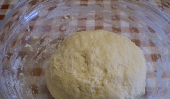 1. Этап. Булочка Улитка с маком: Скатанное в шар тесто положите в миску, накройте пищевой пленкой или полотенцем. Оставьте его на час в теплом месте, чтобы тесто подошло.