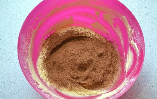 1. Этап. Торт Витязь: В последнюю часть добавьте какао.