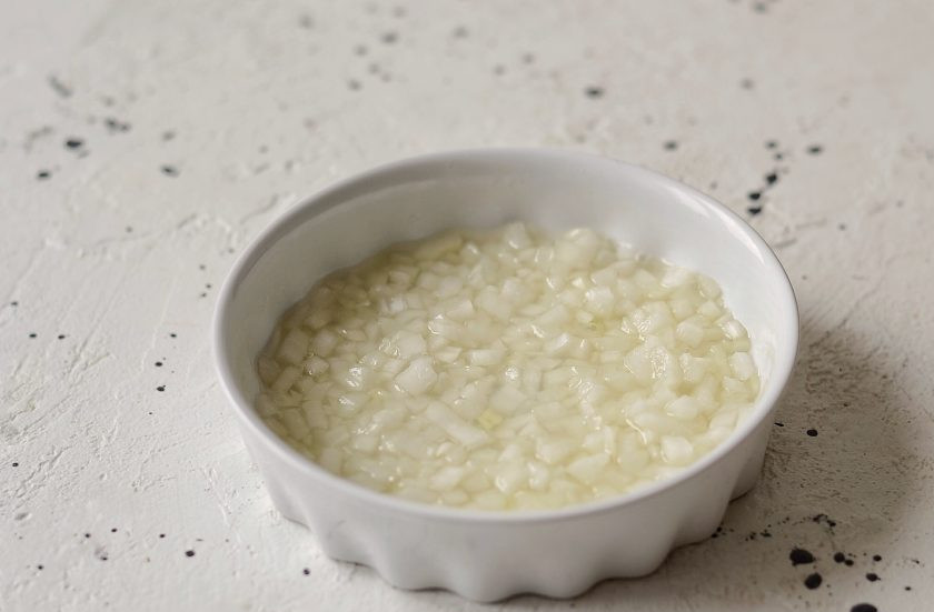 1. Этап. Веганский тунец: Лук нарежьте на мелкие кубики, добавьте уксус и оставьте на 10-15 минут мариноваться. Это уберет резкий вкус лука.