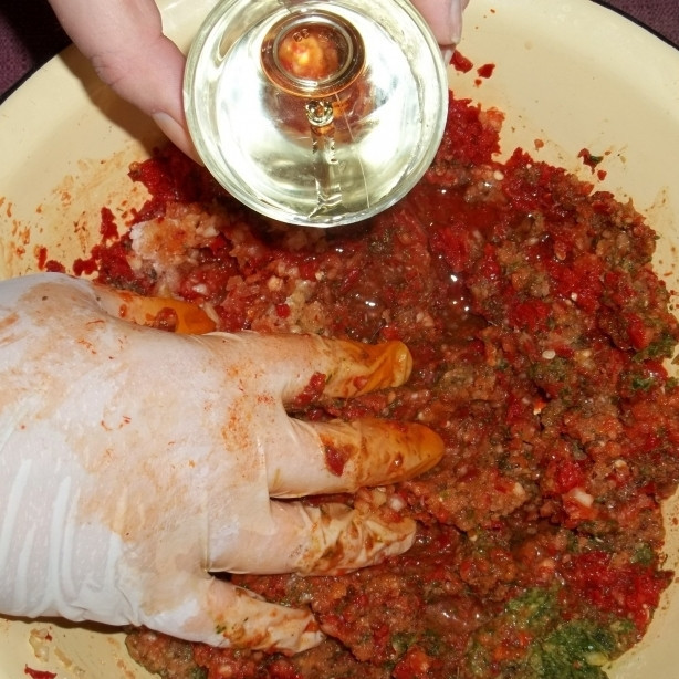 1. Этап. Аджика с орехами: Добавляем масло и винный уксус. Руками (обязательно в перчатках!) тщательно перемешиваем ингредиенты. Как только все равномерно перемешано - аджика с орехами готова!