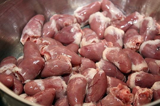 1. Этап. Куриные сердечки в мультиварке: Куриные сердечки хорошо промыть.