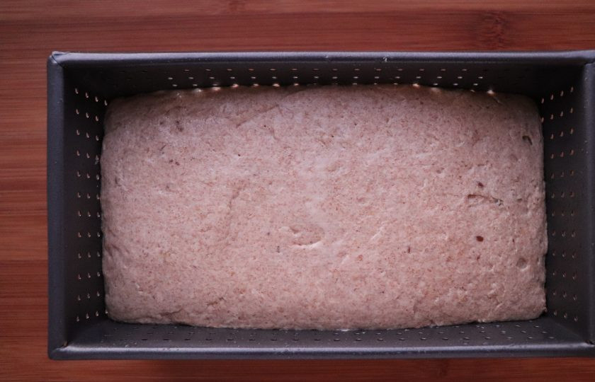 1. Этап. Ржано-пшеничный хлеб: Тесто должно увеличиться в 2 раза. Если у вас есть специальная форма для хлеба, то переложите подошедшее тесто в нее, предварительно смазав форму маслом и присыпав мукой. Если нет, то выложите тесто на щедро присыпанную мукой рабочую поверхность, посыпьте мукой само тесто и сформируйте буханку желаемой формы. Оставьте тесто на расстойку в форме на 2 часа.