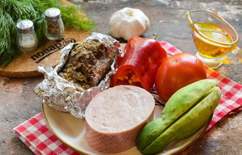 1. Этап. Салат с говядиной и ветчиной: Подготовьте ингредиенты.